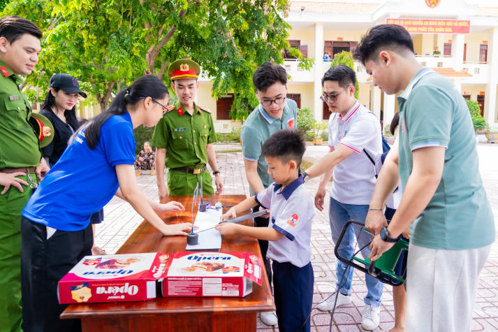 [Ảnh] Chi bộ 17 HUTECH nối dài tinh thần bảo vệ chủ quyền biển đảo tại Đồn Biên phòng Cần Thạnh (Cần Giờ) 81