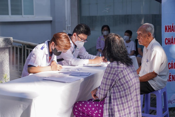 Sinh viên Khoa Điều dưỡng và Xét nghiệm thăm khám và phát thuốc cho người lớn tuổi trong Chiến dịch Thanh niên tình nguyện hè 2023 71