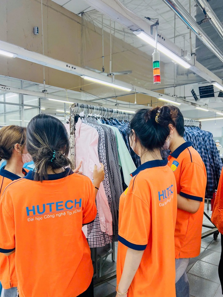 “Check-in” Công ty CP May Việt Thắng, sinh viên Khoa Kiến trúc - Mỹ thuật học hỏi công nghệ sản xuất thời trang 37