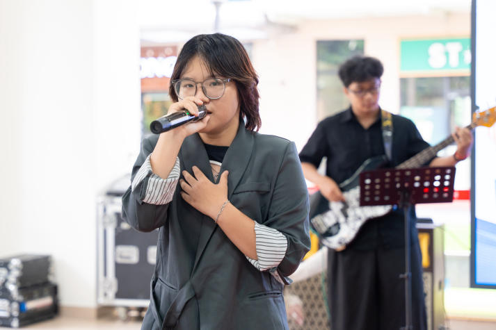 Văn nghệ sân trường chào đón năm học mới 2025-2026 tại HUTECH 78