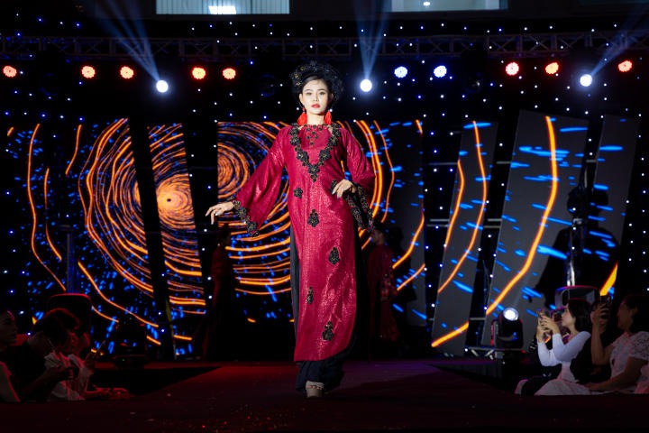 Sinh viên Quản trị sự kiện HUTECH mang sắc phục Việt lên sân khấu Fashion Show đầu tay 159