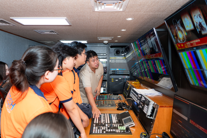 Sinh viên Quan hệ công chúng khám phá hậu trường sản xuất truyền hình tại HTV 53