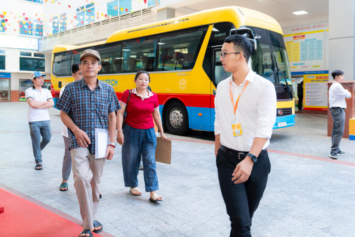 Ấn tượng HUTECH ngày nhập học: Chuyên nghiệp, chu đáo và tận tâm 12