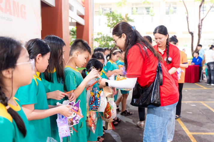 Nhiều lồng đèn, quà trung thu ý nghĩa dành tặng các em nhỏ tại Bình Dương của sinh viên VJIT 28