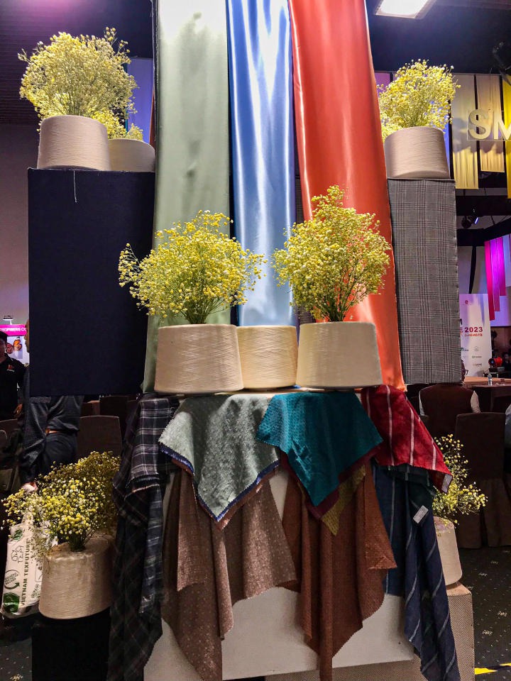 Sinh viên ngành Thiết kế thời trang và Công nghệ dệt, may tham dự triển lãm quốc tế vải cao cấp 27