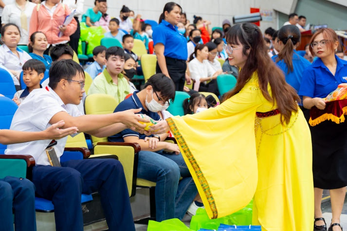 Khoa Tài chính - Thương mại trao tặng nhiều phần quà ý nghĩa nhân dịp Tết Trung thu cho các em thiếu nhi Quận 11 28