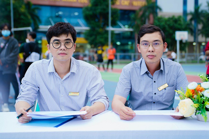 ThS. Lê Hồng Hiệu (trái) và ThS. Lê Tấn Sang là Ban giám khảo tại vòng Chung kết cuộc thi HUTECH Green Car ​