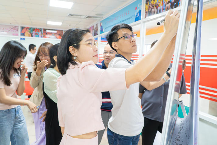 Khép lại chuỗi tập huấn dành cho Cán bộ - Giảng viên - Nhân viên HUTECH bằng hoạt động thiết kế poster ấn tượng 126