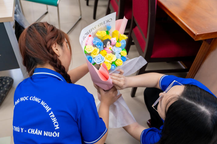 Biến đất sét thành đóa hoa biết nói, sinh viên Khoa Thú y - Chăn nuôi trao yêu thương đến phái nữ 45