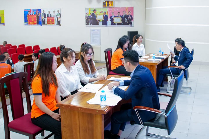 Sinh viên trực tiếp tham gia phỏng vấn cùng các chuyên gia Sacombank ở nhiều vị trí khác nhau HUTECH 2