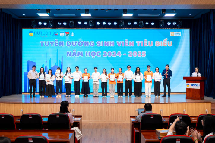 Khoa Dược HUTECH tổng kết phong trào sinh viên và tiếp lửa hành trình năm học mới 73