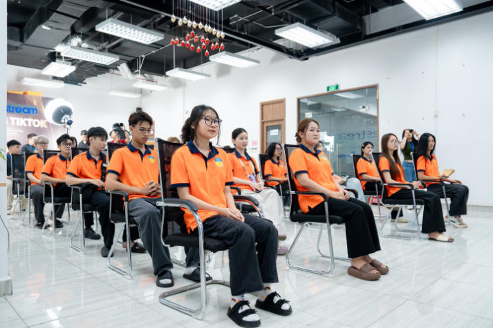 ​[Video] Sinh viên Truyền thông đa phương tiện “nhập vai” thành host livestream chuyên nghiệp trong chuyến đi đến G.DJS 63