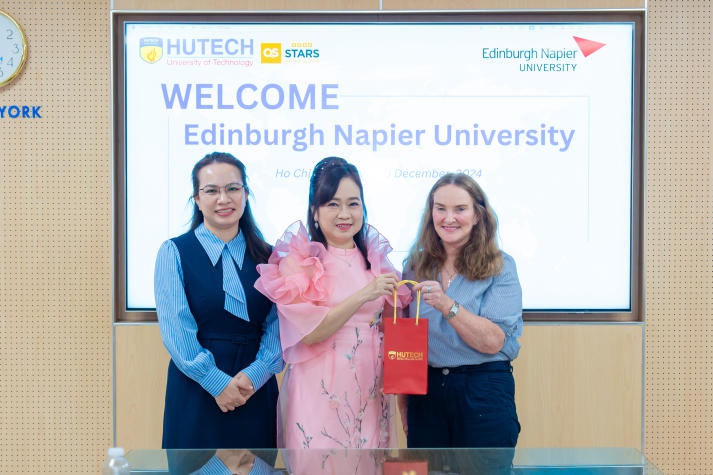 HUTECH và Trường Đại học Edinburgh Napier (Anh Quốc) thảo luận hợp tác giáo dục quốc tế 52