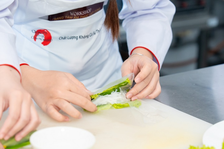 Bếp trưởng 5 sao đứng lớp, sinh viên Quản trị nhà hàng học nghề từ căn bếp thật 29