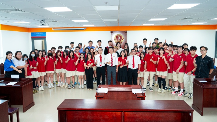 Học sinh Royal School khám phá môi trường đại học và trải nghiệm phiên tòa giả định tại HUTECH 94