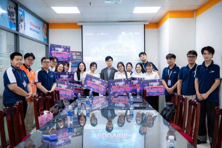 Trao giải cuộc thi “EDUVIBE - Lan tỏa tri thức trẻ”, ghi nhận nhiều nỗ lực của sinh viên Khoa Quản trị kinh doanh 9