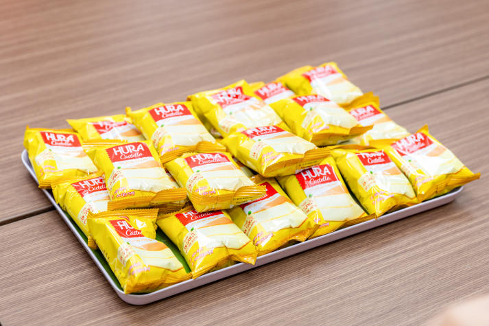 Sinh viên Công nghệ thực phẩm khám phá "bí mật" bánh bông lan Hura tại Nhà máy Bibica Miền Tây 49