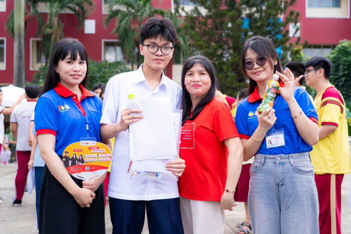 Tuổi trẻ HUTECH tiếp sức mùa thi 2025: Lan tỏa yêu thương, đồng hành cùng sĩ tử 57