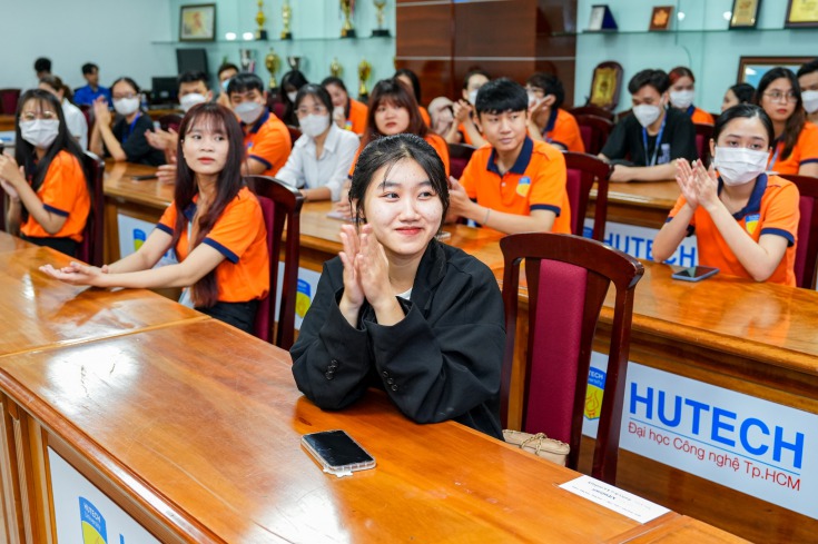 Các bạn sinh viên HUTECH chăm chú lắng nghe và trao đổi với diễn giả chương trình HUTECH 3