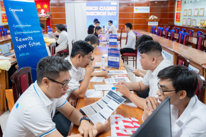 Sinh viên Viện Đào tạo Quốc tế chủ động chinh phục nhà tuyển dụng tại I-HUTECH Career Connection Day 75
