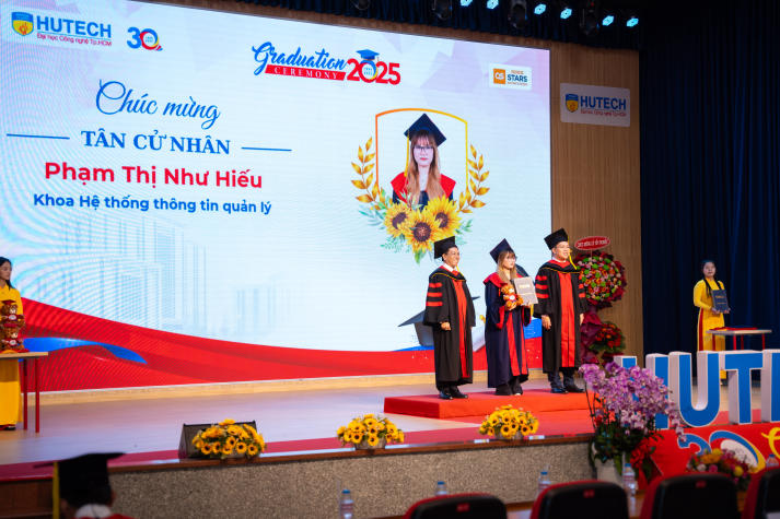 [Video] Những khoảnh khắc tri ân đầy tự hào tại Lễ trao bằng tốt nghiệp đợt 2/2025 HUTECH 119