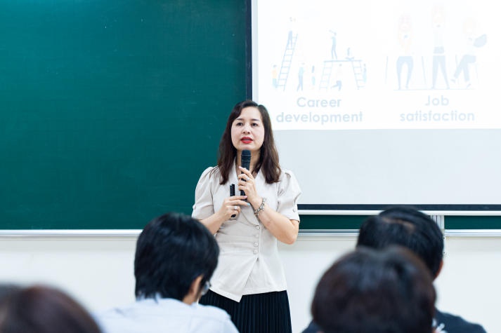 ​Sinh viên Khoa Tiếng Anh HUTECH sôi nổi học tập kỹ năng giảng dạy 46