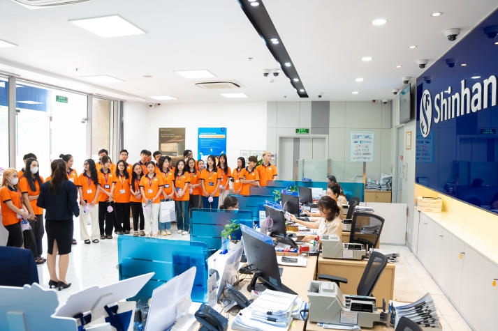 Chuyến khám phá nghề nghiệp thú vị của sinh viên Khoa Tài chính - Thương mại tại Shinhan Bank 54