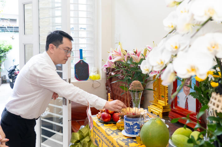 Truy tặng Huy hiệu 40 năm tuổi Đảng cho cố đồng chí Cao Tùng Anh 80