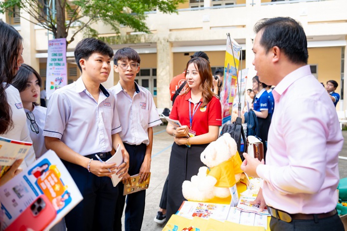 [Video] HUTECH được đông đảo học sinh quan tâm tại khai mạc chương trình tư vấn hướng nghiệp “Cùng bạn chọn nghề cho tương lai” lần thứ 17 40