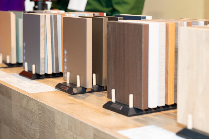Sinh viên Khoa Kiến trúc - Mỹ thuật HUTECH tìm hiểu gỗ công nghiệp và ứng dụng trong nội thất bếp tại Showroom gỗ An Cường 44