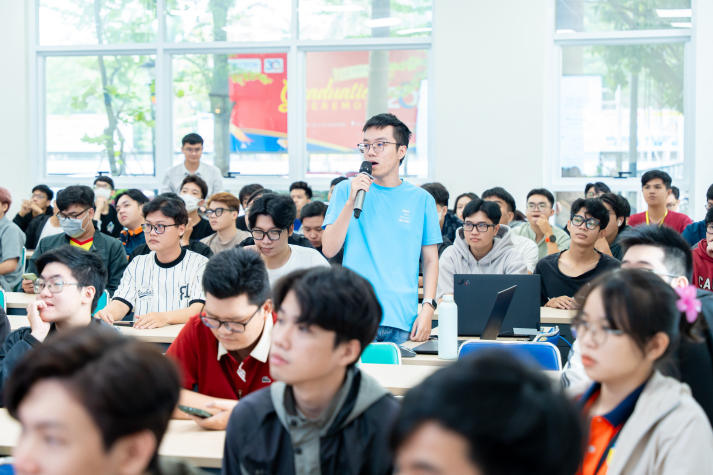 Sinh viên Khoa Công nghệ thông tin học cách sử dụng công cụ AI trong lập trình 49