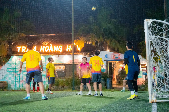 [Hội thao CB-GV-NV 2026] Hai chiến thắng sít sao tiếp tục “đốt nóng” đường đua bóng đá 45