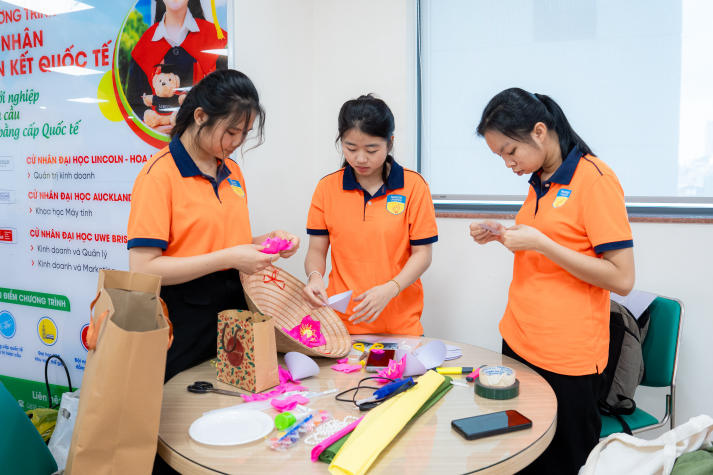 Lan tỏa tinh thần “Sắc Việt” trong Ngày hội trang trí nón lá của sinh viên Khoa Tài chính - Thương mại 55