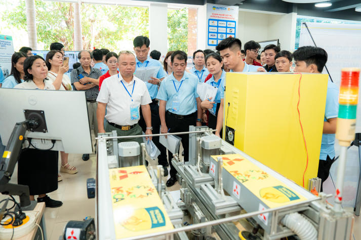 Dự án thật - Trải nghiệm thật: Sinh viên HUTECH trưởng thành qua loạt hoạt động thực chiến 67