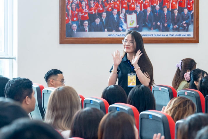 [Video] Sinh viên hào hứng “săn” hơn 1.500 đầu việc hấp dẫn tại “HUTECH International Job Fair 2024” 219