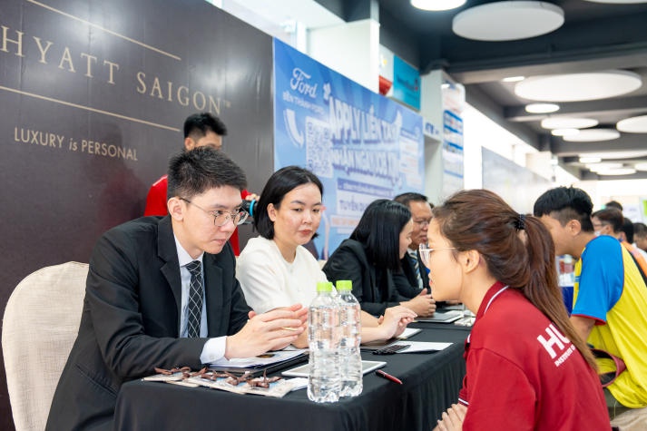 [Video] Sinh viên hào hứng “săn” hơn 1.500 đầu việc hấp dẫn tại “HUTECH International Job Fair 2024” 103