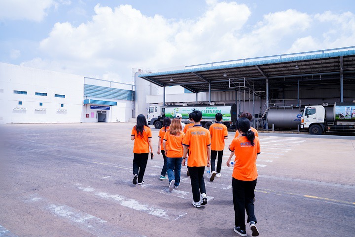 Sinh viên ngành Logistics tham quan “siêu nhà máy sữa” Vinamilk Bình Dương 100