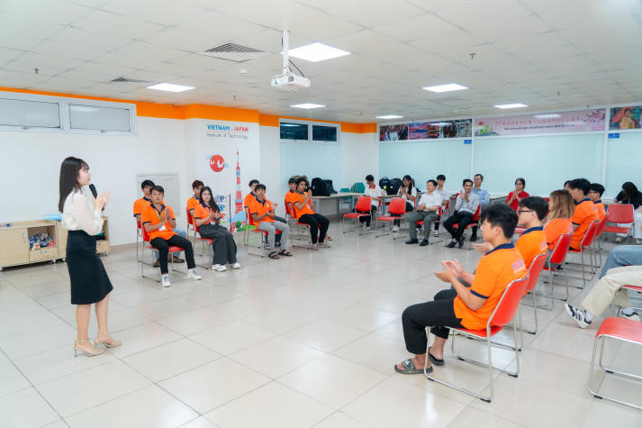 Ban cán sự khóa 2026 VJIT sẵn sàng kết nối và đồng hành cùng tập thể 11