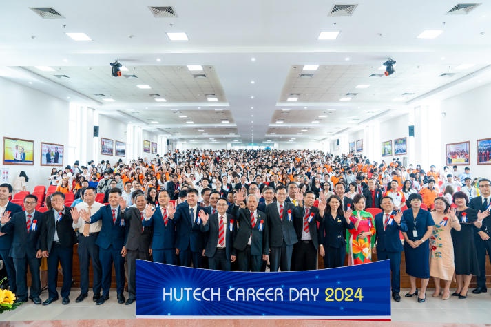 [Video] Hơn 5.200 đầu việc hấp dẫn cho sinh viên tại “HUTECH Career Day 2024” 173