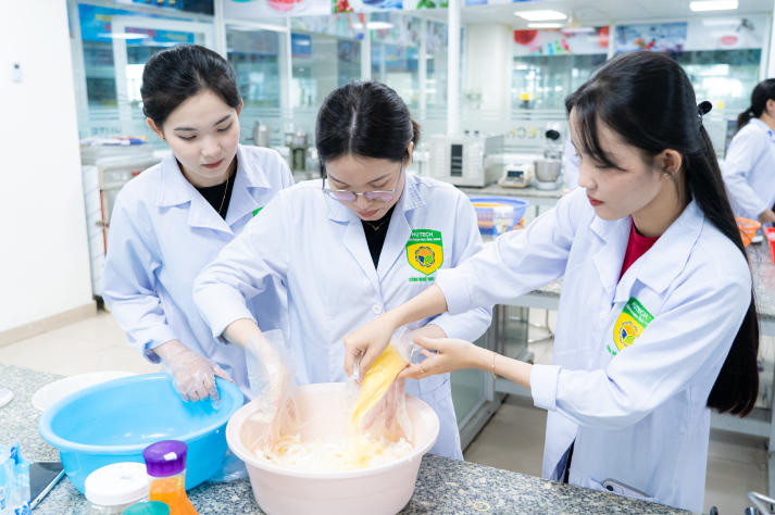 [Ảnh] Vị ngọt đoàn viên: Trải nghiệm nghề và giá trị Tết của sinh viên Công nghệ thực phẩm 52