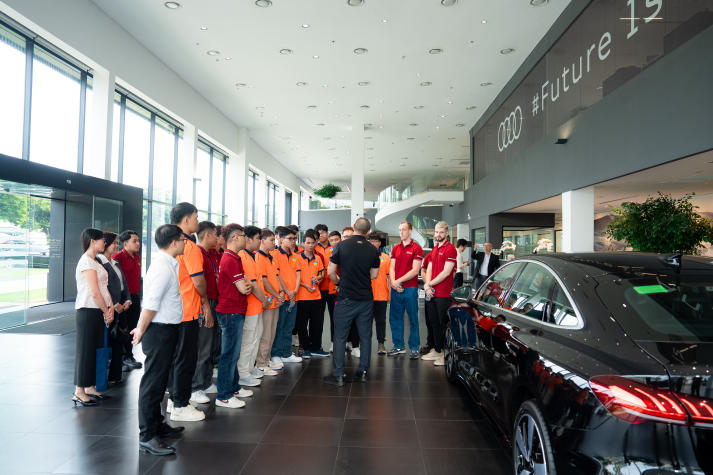 [Video] Sinh viên Công nghệ kỹ thuật ô tô khám phá công nghệ hiện đại tại Showroom Audi Tân Bình 21