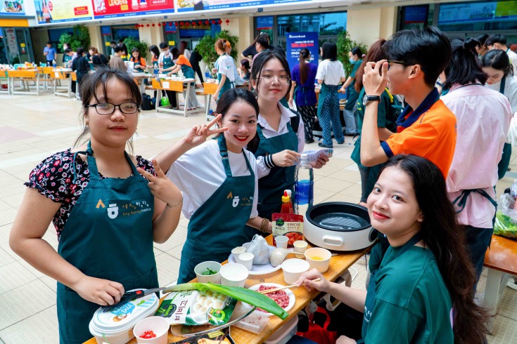 Sinh viên HUTECH tìm hiểu phong tục và ẩm thực trong lễ Tết cổ truyền Việt Nam - Hàn Quốc 71