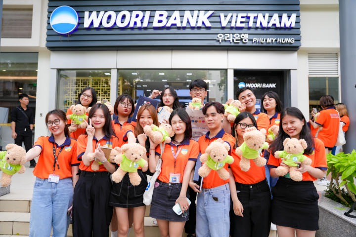 Sinh viên Khoa Hàn Quốc học tham quan thực tế tại Ngân hàng Woori 69