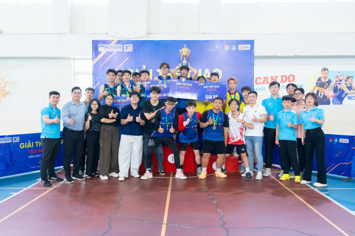 Ngôi Vô địch môn Bóng rổ Giải thể thao chào đón tân sinh viên thuộc về đội The Crew 81