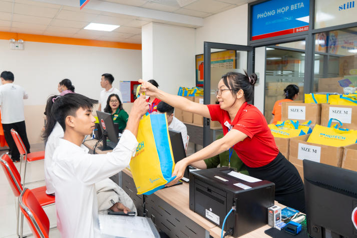 [Video] Tân sinh viên háo hức, phụ huynh hài lòng trong ngày đầu nhập học tại HUTECH 48