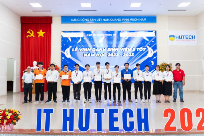 Khoa Công nghệ thông tin HUTECH tổng kết phong trào sinh viên và phát động phong trào năm học 2023-2024 131