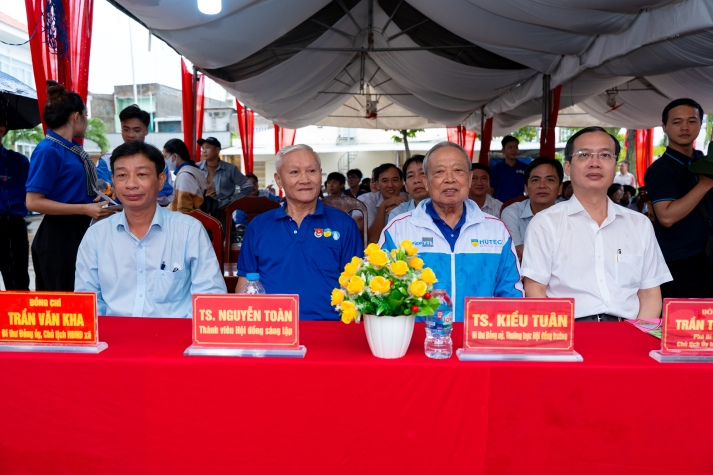 Mùa hè xanh HUTECH 2025: Bước chân tình nguyện, lan tỏa niềm tin 135