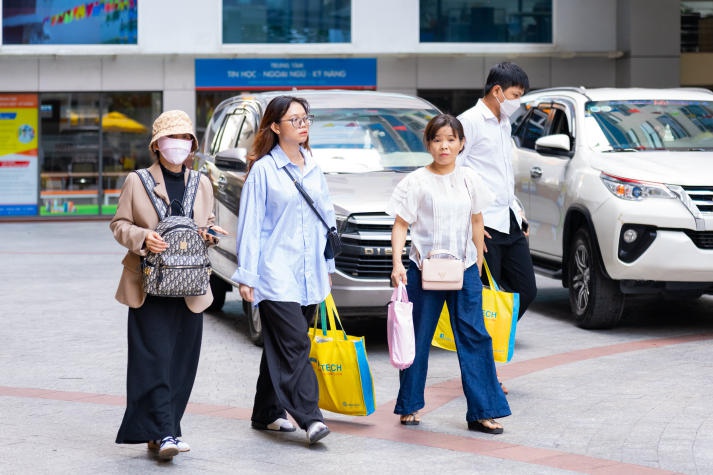 Tân sinh viên vượt ngàn cây số đến HUTECH nhập học 103