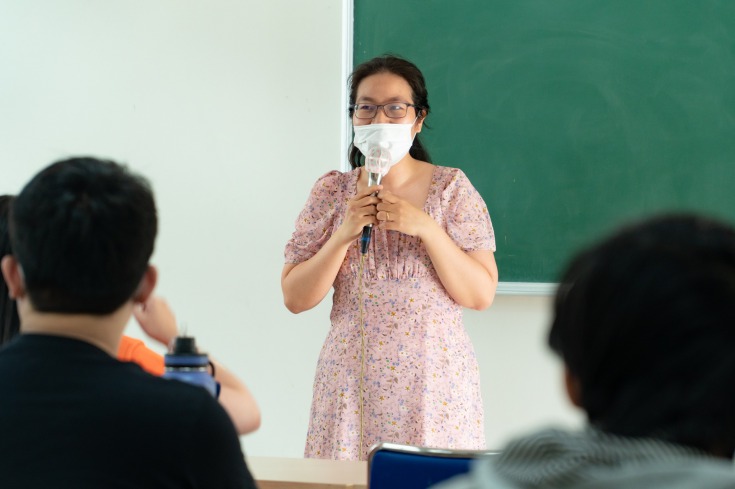 Hội thảo có sự tham gia của ThS. Võ Quốc Đại - Phó Trưởng Khoa Tiếng Anh (bên trái) và ThS. Hoàng Kim Mai Khôi - giảng viên Khoa (bên phải) HUTECH 2