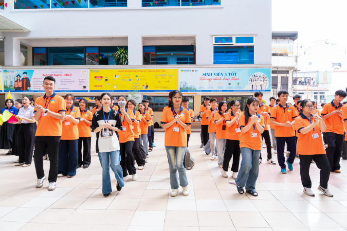 HUTECH Mission 2025: Bước khởi đầu ý nghĩa cho tân sinh viên Khoa Tài chính - Thương mại 33